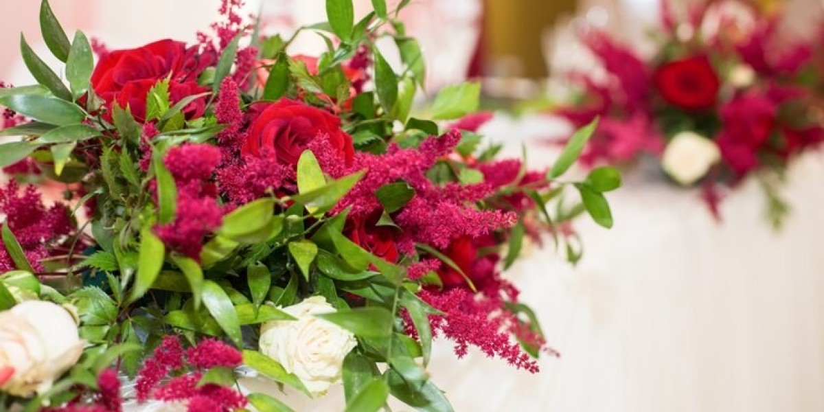 What to Look for When Hiring a Florist for Wedding Decoration on a Budget